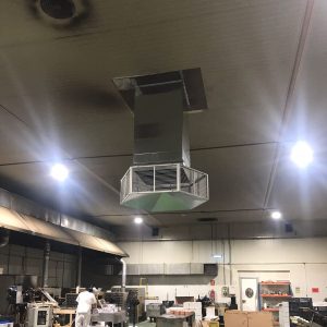 Un Evaporativo se ve ccomo un cubo en el techo, del cual sale un conducto al interior de la nave industrial. A través de este conducto se pasa el aire filtrado y enfriado al interior de la nave. El conducto acaba con un difusros en su extremo, el cual puede contar con varias caras.