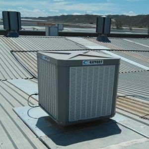 Evaporativo Fijo Ligero EVA 422 para climatización industrial instalado en el techo. Es el modelo EVA 422.