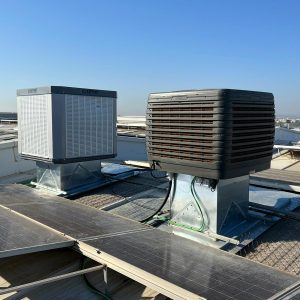 Equipos de climatización Industrial - Evaporativos EVA 422 y Eco Cooler Instalados sobre cubierta de Almacén de una Nave Industrial.