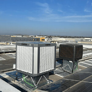 Evaporativo Eva 422 y Evaporativo Eco Cooler Instalados en el techo de una Nave Industrial entre placas solares.