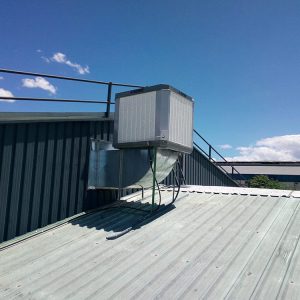 Evaporativo EVA 422 instalado en la pared y sobre un soporte de una Nave Industrial.