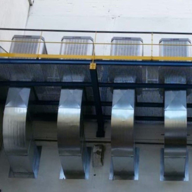 Cuatro evaporativos Fijos Ligeros EVA 422 Instalados sobre una base en altura de la pared de una fábrica.