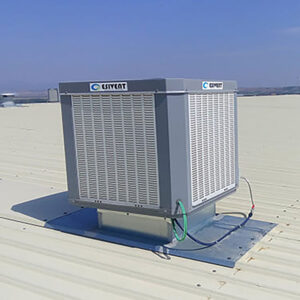 Evaporativo EVA 422 instalado en el techo de una nave industrial.