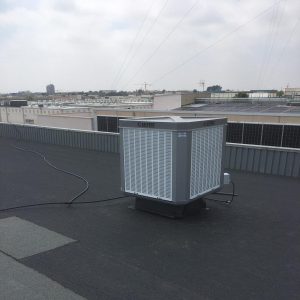 Evaporativo EVA 422 instalado en el techo de una nave industrial.