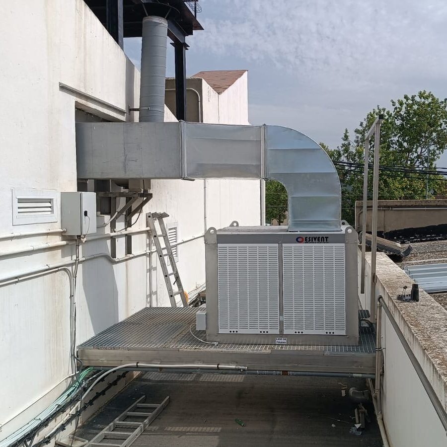 Evaporativo Fijo de Turbina Esicool ES instalado en un soporte sobre el suelo y con entrada a la pared lateral de una Nave Industrial.