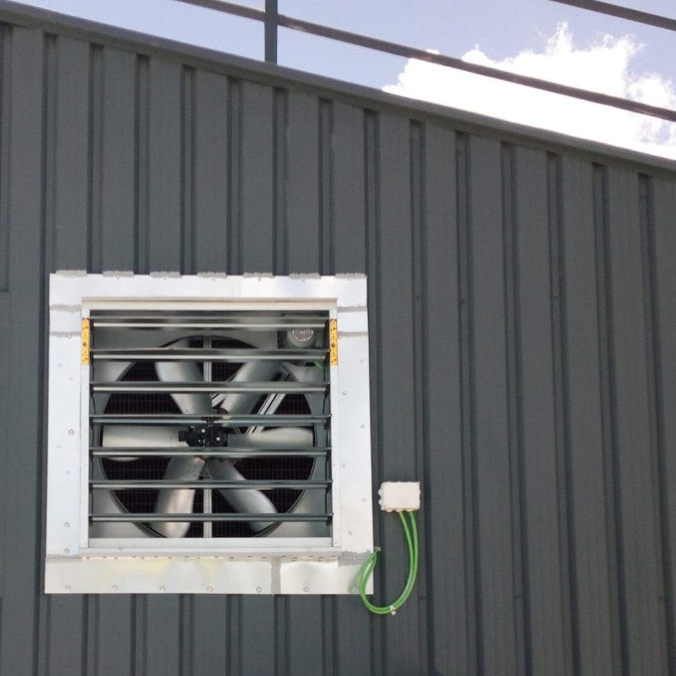 Ventilador Extractor Instalado en la parte superior de la pared de una Nave Industrial para extraer humos, olores y vapores.